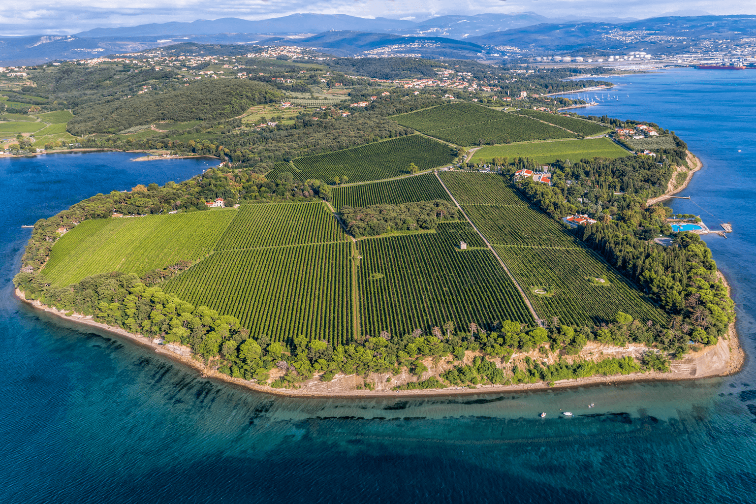 Prenovljena policijska plaža na Debelem rtiču vabi z novostmi